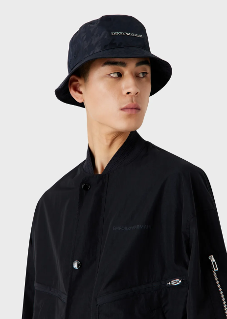 bărbați R802G2054 pălărie cloche din nailon jacquard supradimensionat Armani albastru marin