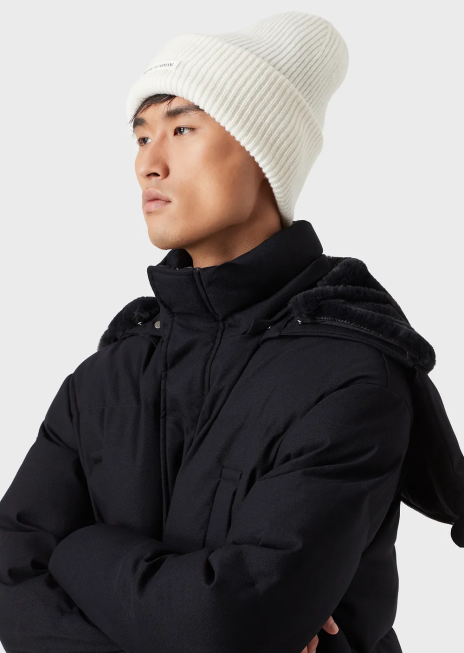 bărbați R802G2071 bonetă din lână cu nervuri, cu plasture cu logo Armani