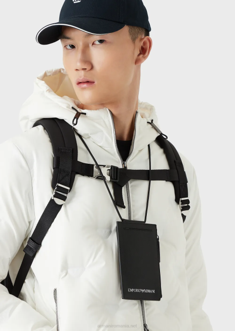 bărbați R802G2206 Husă tehnologie din piele regenerată cu imprimeu saffiano, cu buzunar exterior Armani negru