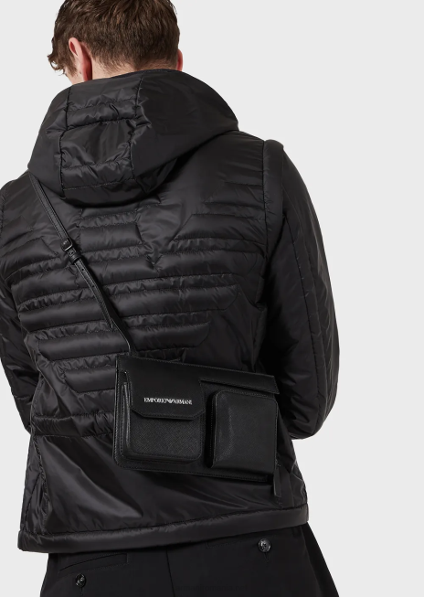 bărbați R802G2207 Husă tehnologie din piele regenerată cu imprimeu saffiano, cu buzunar exterior Armani negru