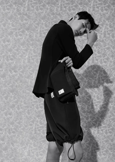 bărbați R802G1015 Blazer din nailon tehnic, rezistent la apă, elastic în două direcții, cu panou interior detașabil Armani negru