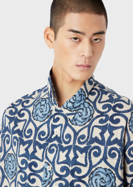 bărbați R802G1076 cămașă cu mânecă scurtă din muselină organică din colecția sustenabilă, cu imprimeu peste tot Armani model