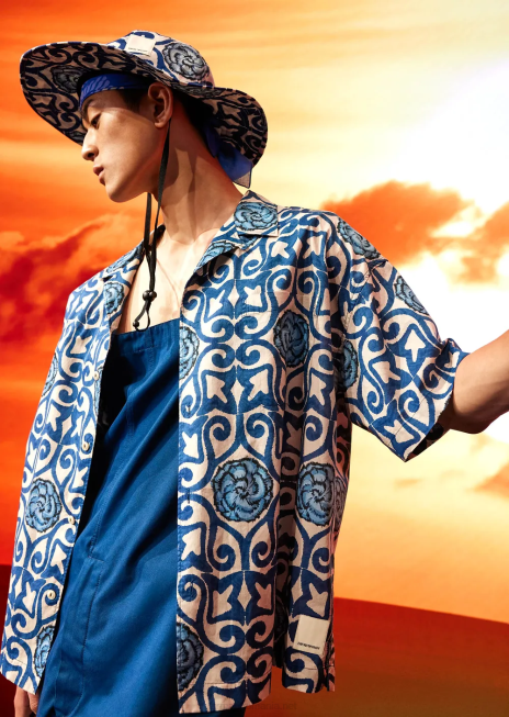 bărbați R802G1076 cămașă cu mânecă scurtă din muselină organică din colecția sustenabilă, cu imprimeu peste tot Armani model