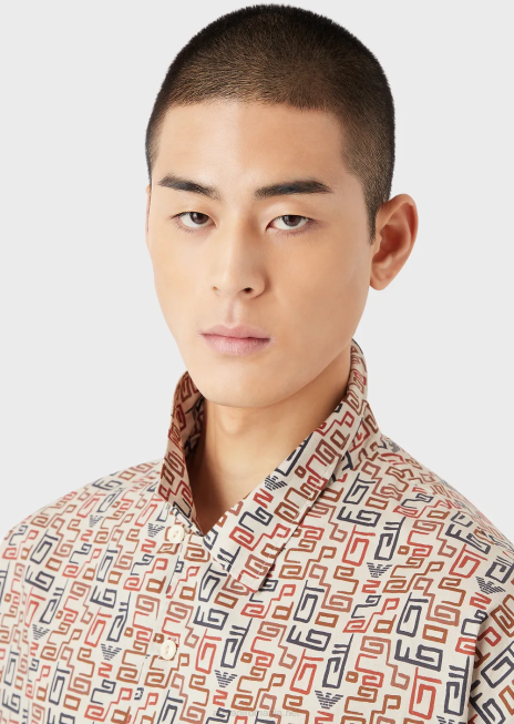 bărbați R802G1077 cămașă cu mânecă scurtă din muselină organică din colecția sustenabilă, cu imprimeu peste tot Armani bej