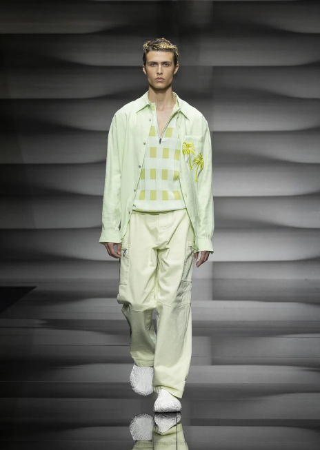 bărbați R802G1089 cămașă din modal cu finisaj neted, cu plasture de palmier Armani verde deschis