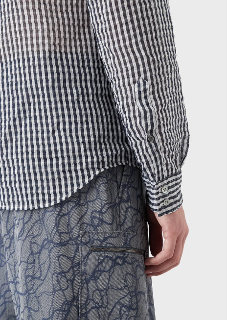 bărbați R802G1113 cămașă cu decolteu în V din seersucker din amestec de mătase în două nuanțe Armani model