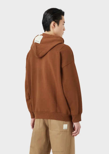 bărbați R802G1432 hanorac din colecția sustenabilă cu glugă și plasture din bumbac organic din piele de piersică Armani cămilă