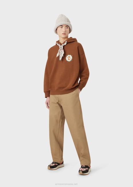 bărbați R802G1432 hanorac din colecția sustenabilă cu glugă și plasture din bumbac organic din piele de piersică Armani cămilă