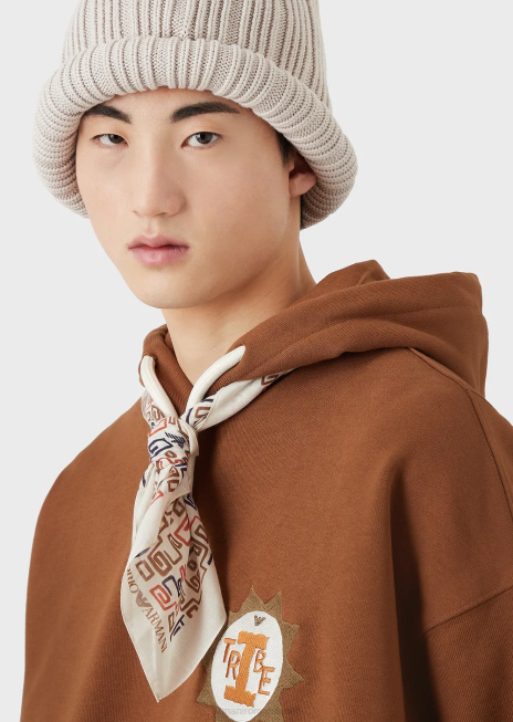 bărbați R802G1432 hanorac din colecția sustenabilă cu glugă și plasture din bumbac organic din piele de piersică Armani cămilă