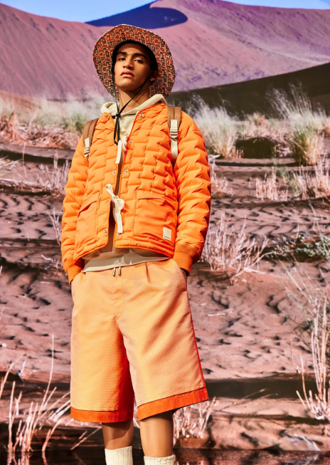 bărbați R802G1433 hanorac din colecția sustenabilă cu glugă și plasture din bumbac organic din piele de piersică Armani bej