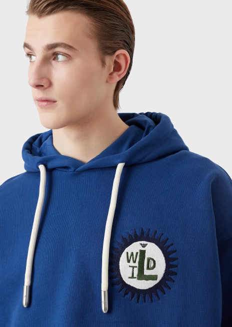 bărbați R802G1434 hanorac din colecția sustenabilă cu glugă și plasture din bumbac organic din piele de piersică Armani albastru