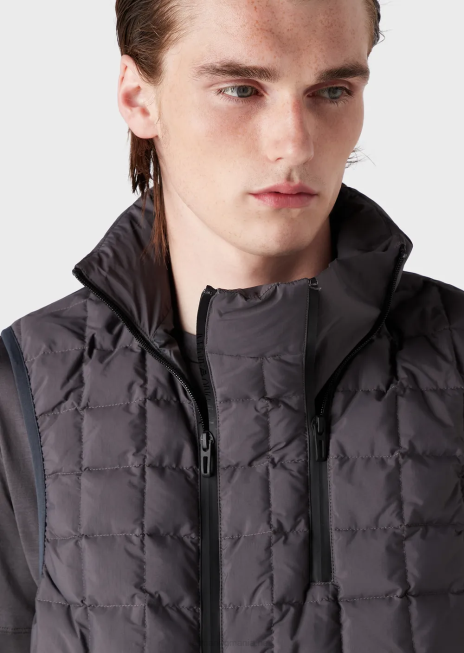bărbați R802G1309 jachetă puf fără mâneci cu fermoar complet din nailon reciclat matlasat, hidrofugă Armani gri închis