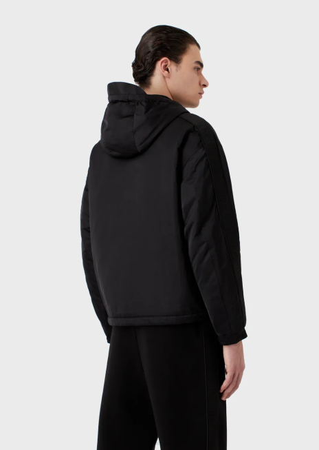 bărbați R802G1323 Bluză cu glugă, hidrofugă, cu fermoar complet, din nailon reciclat, cu bandă cu logo Armani negru