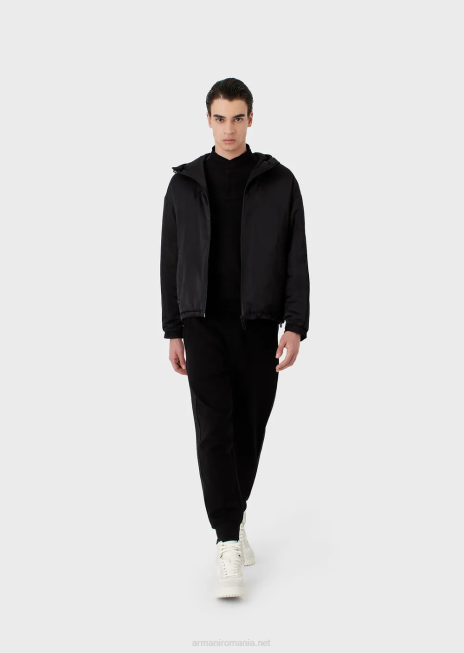 bărbați R802G1323 Bluză cu glugă, hidrofugă, cu fermoar complet, din nailon reciclat, cu bandă cu logo Armani negru