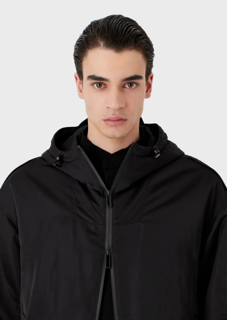 bărbați R802G1323 Bluză cu glugă, hidrofugă, cu fermoar complet, din nailon reciclat, cu bandă cu logo Armani negru
