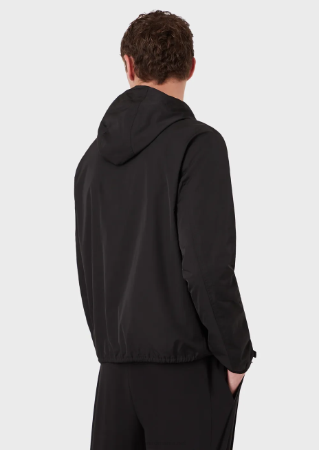 bărbați R802G1342 bluză din nailon hidrofugă, cu glugă și plasture cu logo Armani negru
