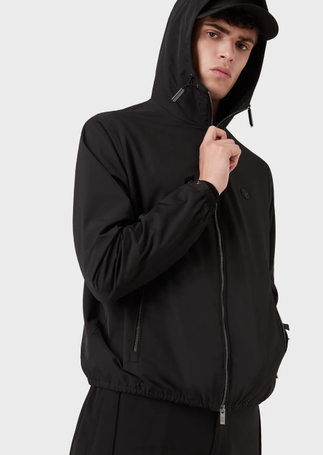 bărbați R802G1342 bluză din nailon hidrofugă, cu glugă și plasture cu logo Armani negru