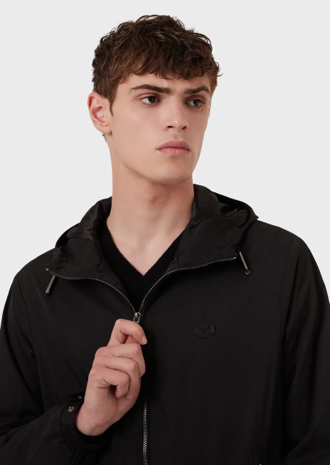 bărbați R802G1342 bluză din nailon hidrofugă, cu glugă și plasture cu logo Armani negru
