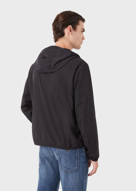 bărbați R802G1343 bluză din nailon hidrofugă, cu glugă și plasture cu logo Armani albastru marin