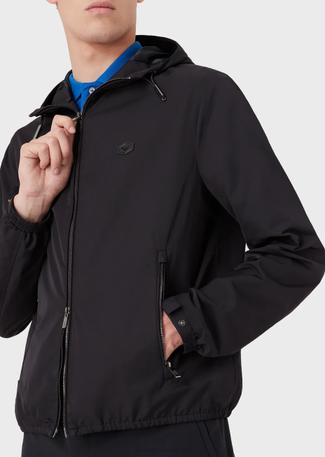 bărbați R802G1343 bluză din nailon hidrofugă, cu glugă și plasture cu logo Armani albastru marin