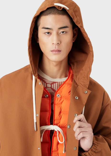 bărbați R802G1348 colecție sustenabilă bluză cu glugă din pânză reciclată Armani tutun