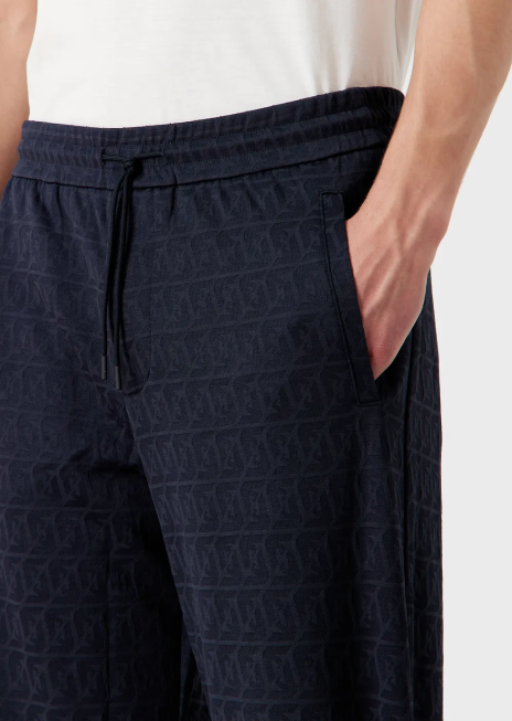 bărbați R802G1399 pantaloni din jerseu cu șnur cu vultur stilizat jacquard în relief Armani albastru marin