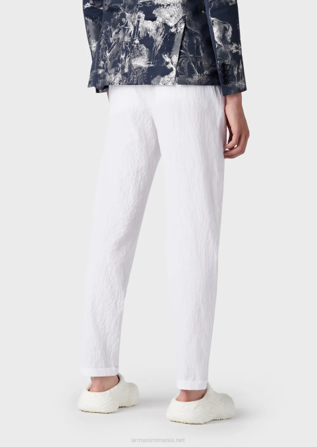 bărbați R802G1454 Pantaloni chino din bumbac elastic cu aspect spălat, cu săgeți Armani alb