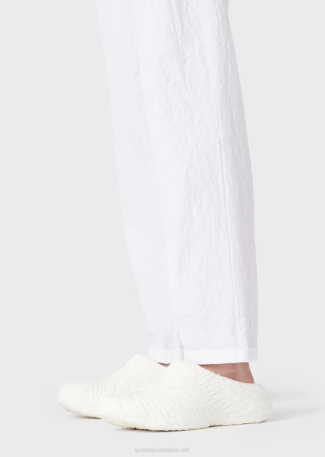 bărbați R802G1454 Pantaloni chino din bumbac elastic cu aspect spălat, cu săgeți Armani alb