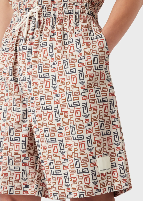 bărbați R802G1518 colecție sustenabilă pantaloni scurți supradimensionați din twill organic, cu șnur, cu imprimeu peste tot Armani model