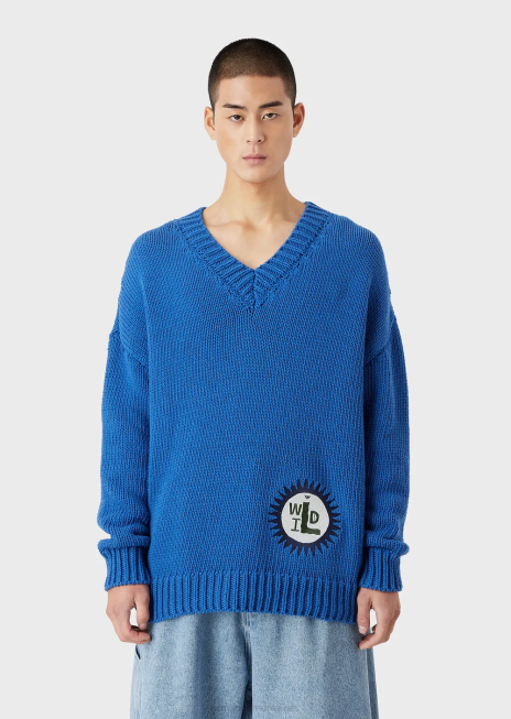 bărbați R802G1258 Pulover supradimensionat din amestec de bumbac reciclat, cu decolteu în V, cu plasture Armani albastru electric