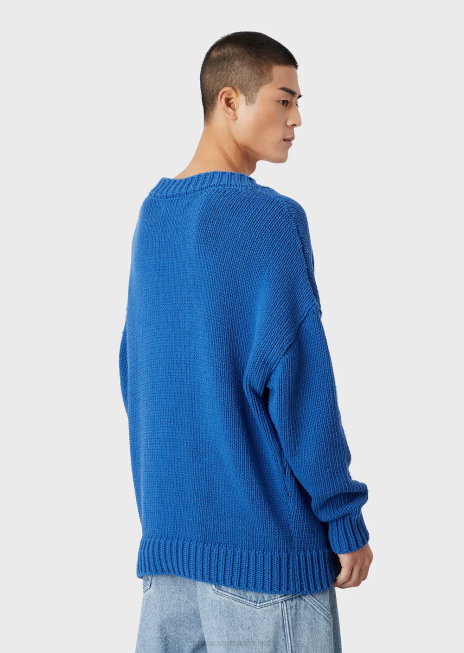 bărbați R802G1258 Pulover supradimensionat din amestec de bumbac reciclat, cu decolteu în V, cu plasture Armani albastru electric