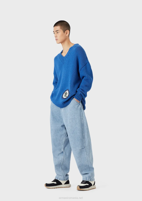 bărbați R802G1258 Pulover supradimensionat din amestec de bumbac reciclat, cu decolteu în V, cu plasture Armani albastru electric