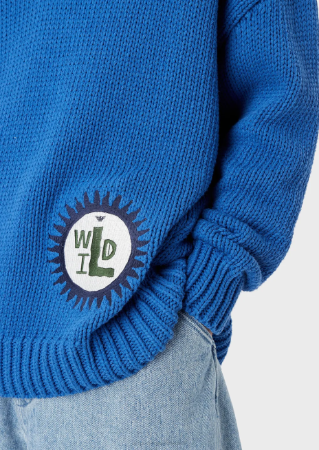 bărbați R802G1258 Pulover supradimensionat din amestec de bumbac reciclat, cu decolteu în V, cu plasture Armani albastru electric