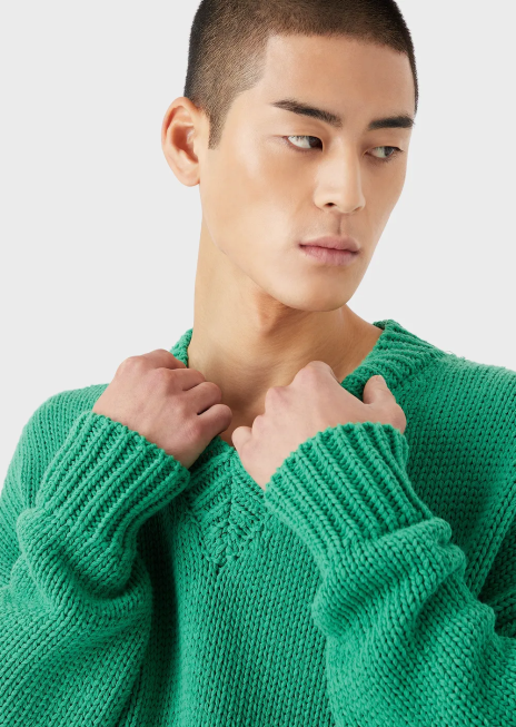 bărbați R802G1259 Pulover supradimensionat din amestec de bumbac reciclat, cu decolteu în V, cu plasture Armani verde