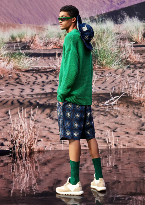 bărbați R802G1259 Pulover supradimensionat din amestec de bumbac reciclat, cu decolteu în V, cu plasture Armani verde