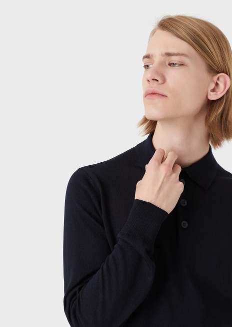 bărbați R802G1275 pulover din lână virgină cu guler polo Armani albastru marin