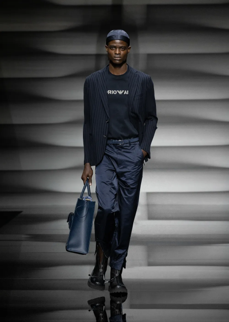 bărbați R802G1626 tricou din jerseu greu cu broderie emporio armani într-un font militaralbastru marin