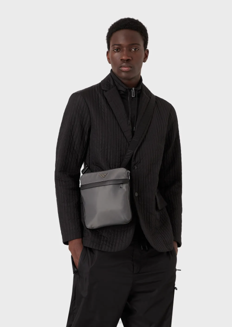 bărbați R802G1973 geantă de umăr plată, din nailon reciclat Armani gri închis