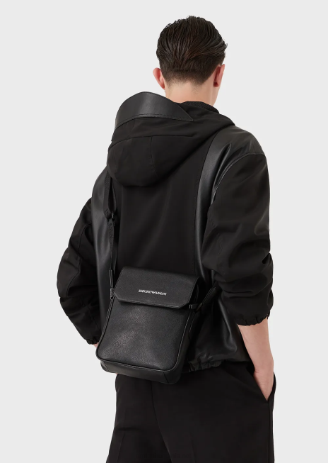 bărbați R802G1983 geantă crossbody din piele regenerată cu imprimeu saffiano Armani