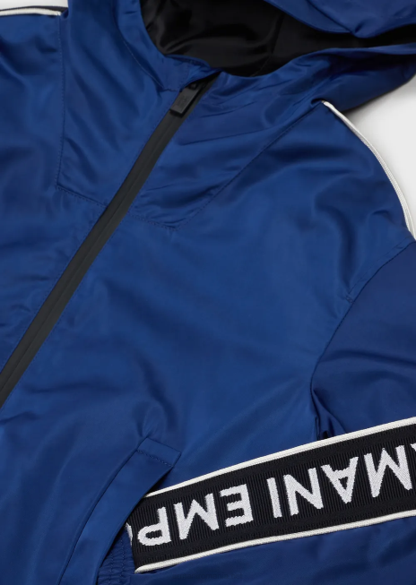băiat R802G2460 bluză din nailon reciclat cu glugă, hidrofugă, cu bandă cu logo Armani albastru electric