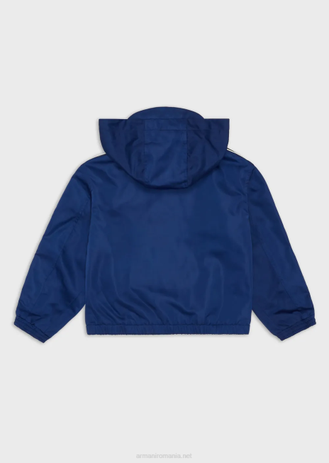 băiat R802G2460 bluză din nailon reciclat cu glugă, hidrofugă, cu bandă cu logo Armani albastru electric
