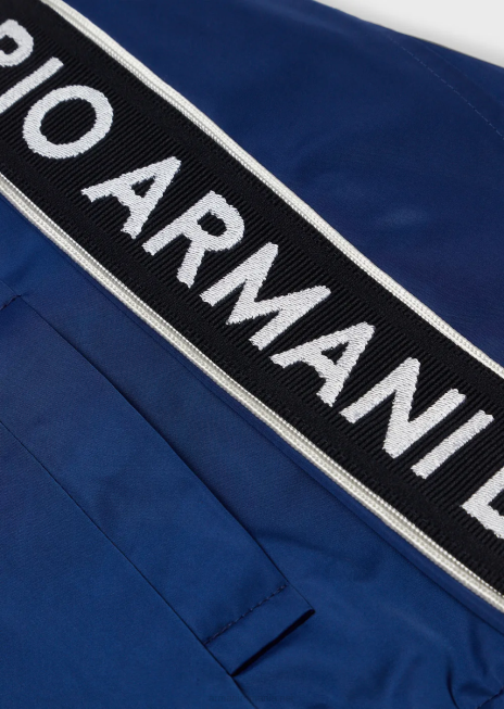 băiat R802G2460 bluză din nailon reciclat cu glugă, hidrofugă, cu bandă cu logo Armani albastru electric