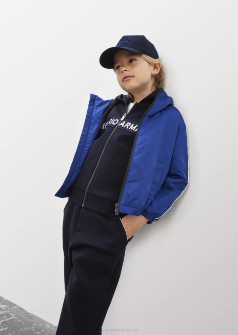 băiat R802G2460 bluză din nailon reciclat cu glugă, hidrofugă, cu bandă cu logo Armani albastru electric
