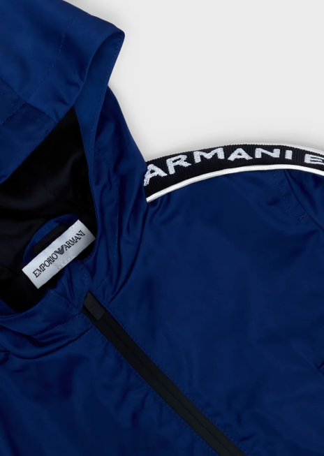 băiat R802G2728 bluză din nailon reciclat cu glugă, hidrofugă, cu bandă cu logo Armani