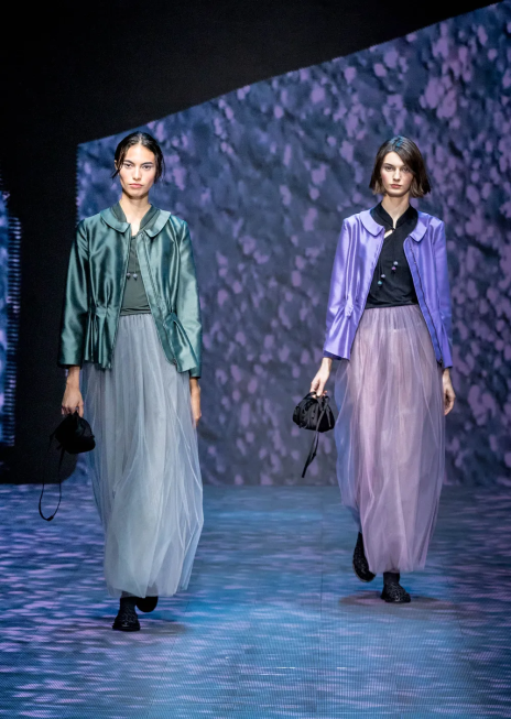 femei R802G381 Top cupro interlock cu guler guru, deschidere și legături Armani negru