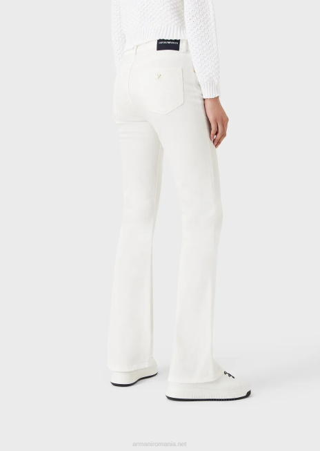 femei R802G2746 Blugi evazați j47 cu talie medie/înaltă, din țesătură de taur vopsită în haine Armani alb