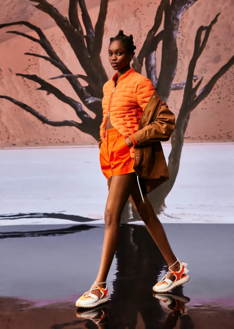 femei R802G298 pantaloni scurți din twill organic de colecție sustenabilă cu săgeți Armani portocale