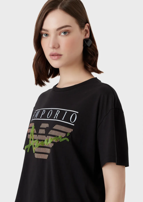 femei R802G432 tricou ușor din jerseu organic, cu litere din material textil în relief și imprimeu cu logo Armani negru