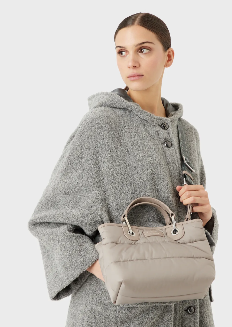 femei R802G671 geantă shopper mică myea din nailon matlasat, reciclat Armani bej