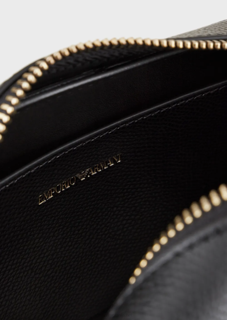 femei R802G629 husă pentru cameră cu finisaj din piele palmellato cu curea de umăr Armani logo negru